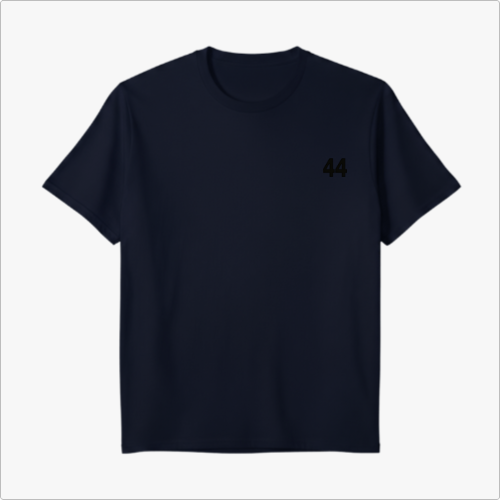Camiseta com estampa frontal de número "44" e estampa traseira com frase "THE HARDEST PART IS CONTINUING" e figura segurando bandeira do Brasil.