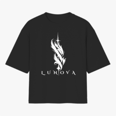 Camiseta com estampa frontal de uma arte abstrata em formato vertical, semelhante a uma chama estilizada, acompanhada da palavra "Lunova".