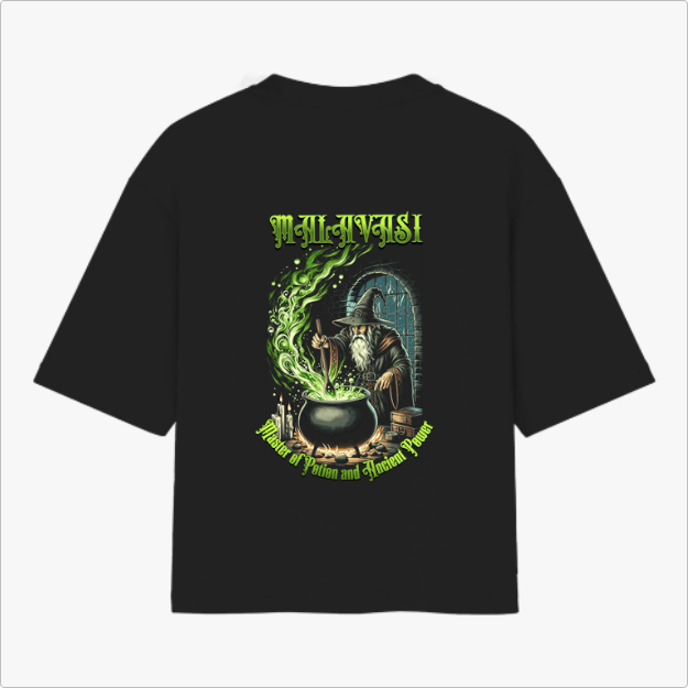 Camiseta com estampa frontal de tipografia criativa "Malavasi" e estampa traseira de feiticeiro com caldeirão e inscrições mágicas detalhadas.