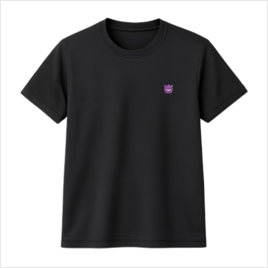 Camiseta com estampa frontal de rosto estilizado em formato simples, com feições marcantes, incluindo olhos fechados e um sorriso largo e enigmático.