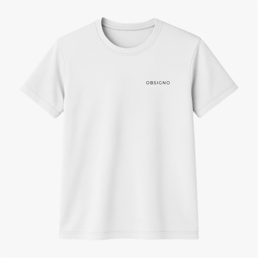 Camiseta com estampa frontal de texto minimalista "OBSIGNO" posicionado no lado superior esquerdo, representando um design simples e elegante.