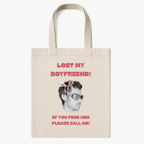 Ecobag com estampa frontal de um rosto masculino usando óculos e laço, acompanhada do texto "LOST MY BOYFRIEND!" e "IF YOU FIND HIM PLEASE CALL ME!".