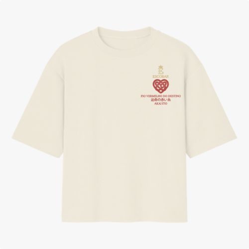 Camiseta com estampa frontal de inscrição e coração entrelaçado e estampa traseira de mão com linha vermelha e caracteres em estilo minimalista.