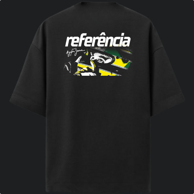 Camiseta com estampa frontal de elementos abstratos estilizados e fragmentos de rosto e estampa traseira de piloto de corrida com capacete e assinatura.