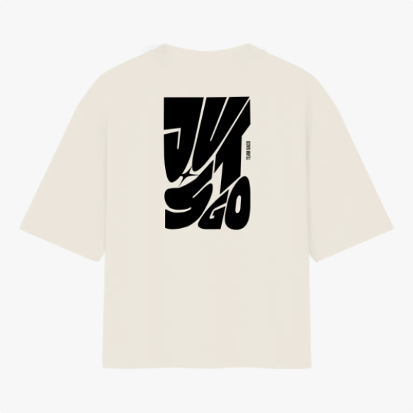 Camiseta com estampa traseira de letras amplas e estilizadas formando a frase “Just Go”, incluindo um detalhe vertical que complementa o design.