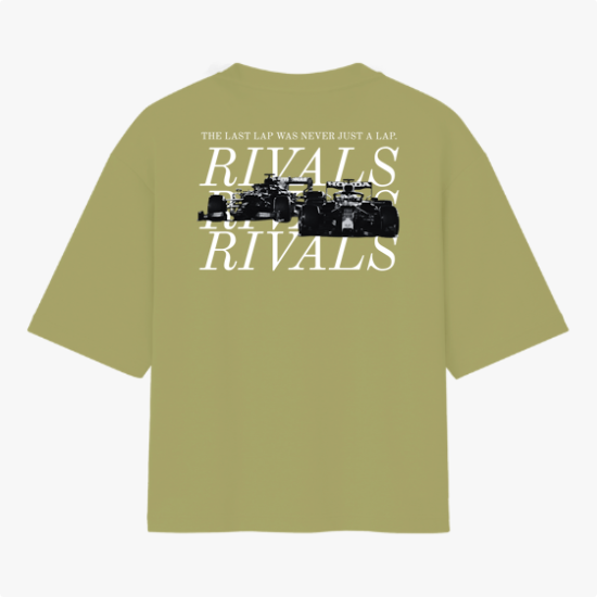 Camiseta com estampa frontal de "RIVALS" no peito e estampa traseira de carros em corrida com texto "THE LAST LAP WAS NEVER JUST A LAP" acima da palavra "RIVALS".