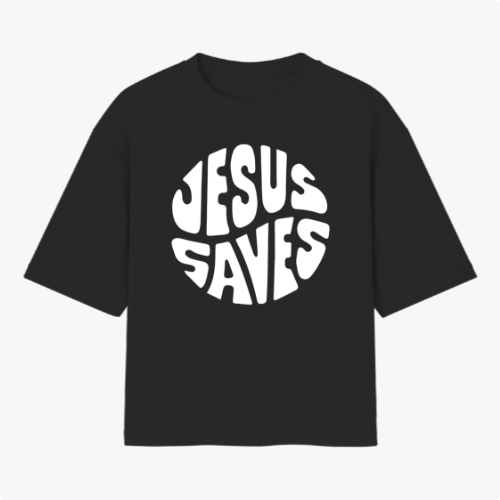 Camiseta com estampa frontal de texto estilizado formando as palavras "Jesus Saves" dentro de um círculo, com letras curvas e preenchidas ocupando todo o espaço.