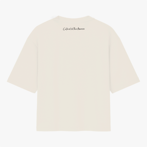 Camiseta com estampa frontal de texto "Free Spirits" em fonte cursiva fluida e estampa traseira discreta com texto "Grateful & Bohemian" em estilo manuscrito.