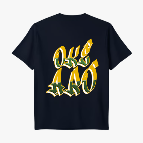 Camiseta com estampa traseira de texto em grafite estilizado, letras em negrito com contorno dinâmico, criando um efeito tridimensional e impactante.