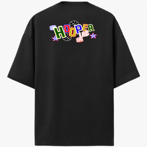 Camiseta com estampa frontal de símbolo circular composto por formas geométricas estilizadas e estampa traseira com o texto "HOOPER" cercado por elementos gráficos.