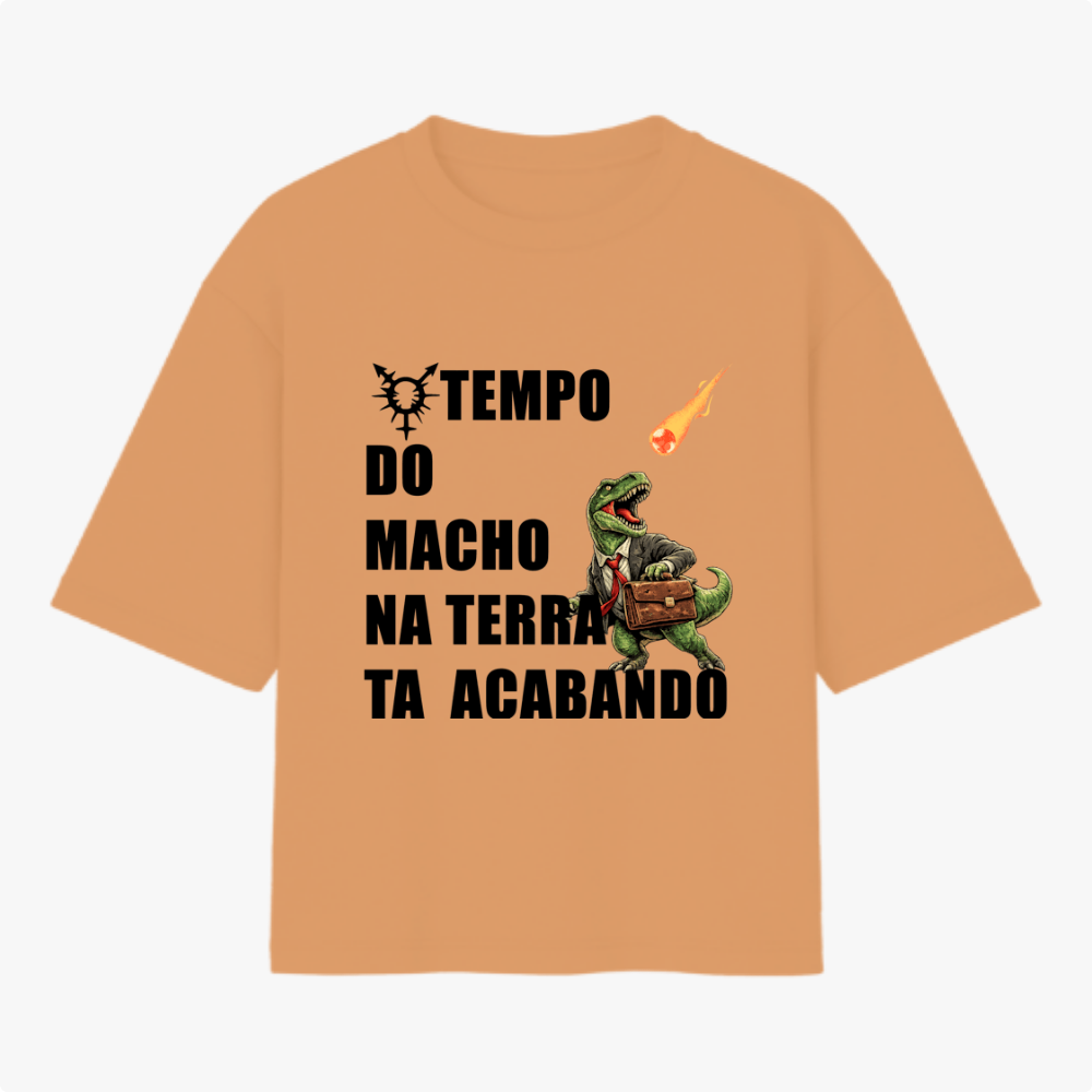 Camiseta com estampa frontal de dinossauro em terno segurando uma pasta, com meteoro em queda e a frase "TEMPO DO MACHO NA TERRA TA ACABANDO".