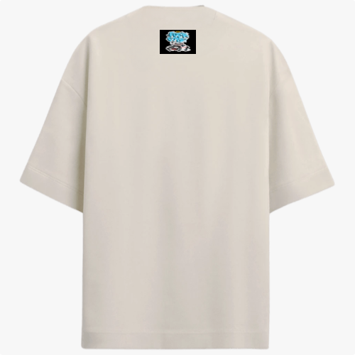 Camiseta com estampa frontal de palavra centralizada em fonte moderna e estampa traseira de mesma palavra centralizada próxima à gola.
