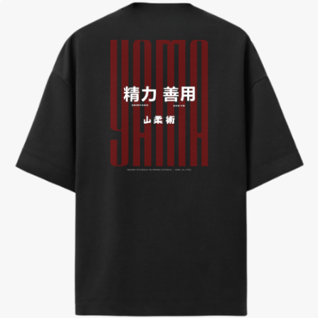 Camiseta com estampa frontal de barras verticais ao lado de caracteres pequenos e estampa traseira com caracteres grandes sobrepostos por caracteres menores.
