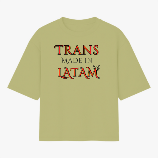 Camiseta com estampa frontal de palavras "TRANS MADE IN LATAM" em estilo icônico, enriquecida por um detalhe gráfico de morcego elegante.