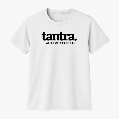 Camiseta com estampa frontal de texto em destaque com a palavra "tantra" em letras grandes seguidas das palavras "amor e consciência" em letras menores.