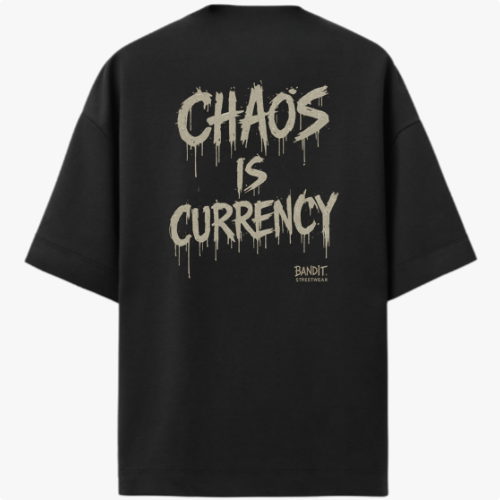 Camiseta com estampa frontal de texto estilizado "Bandit" e estampa traseira de frase "Chaos is Currency", ambos com letras em estilo desgastado.