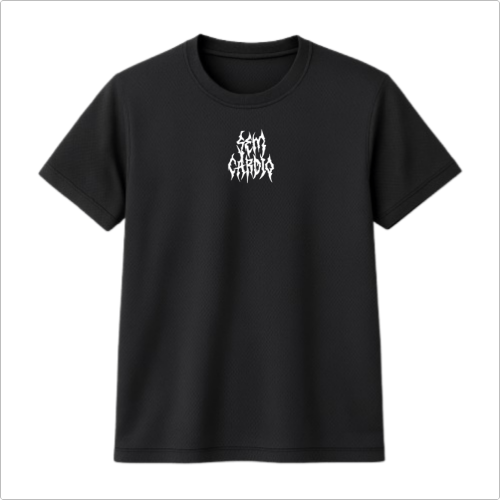 Camiseta com estampa frontal de texto estilizado que lembra letras góticas ou de rock, com as palavras "SEMCARDIO" em um design único e marcante.