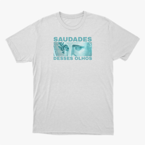 Camiseta com estampa frontal de ilustração de rosto de estátua com olhos destacados, ladeado por texto "SAUDADES DESSES OLHOS" em letras maiúsculas.