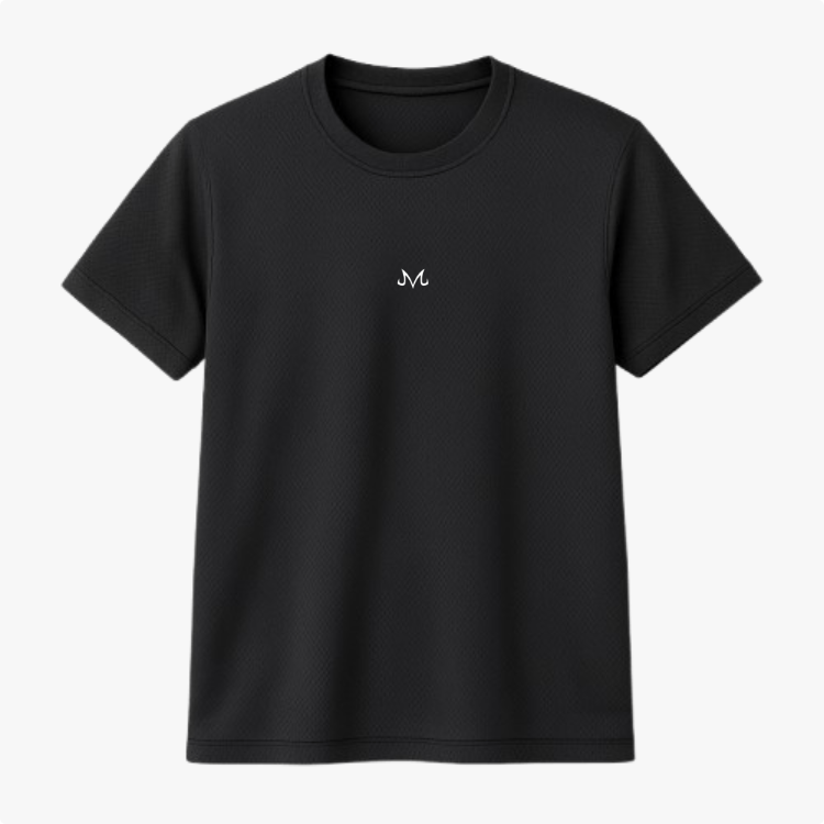 Camiseta com estampa frontal de símbolo estilizado semelhante à letra "M" posicionada centralmente na parte superior do peito.