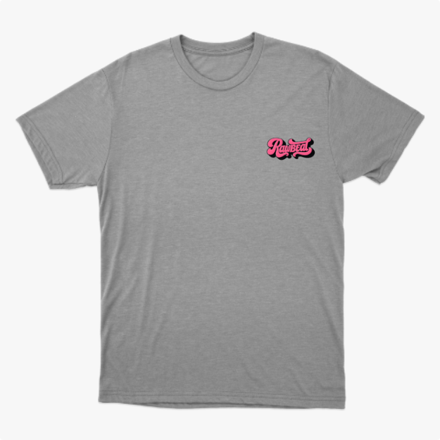 Camiseta com estampa frontal de texto estilizado em fonte cursiva e sombra, escrita "Rawbeat", adicionando um toque moderno e urbano ao design.