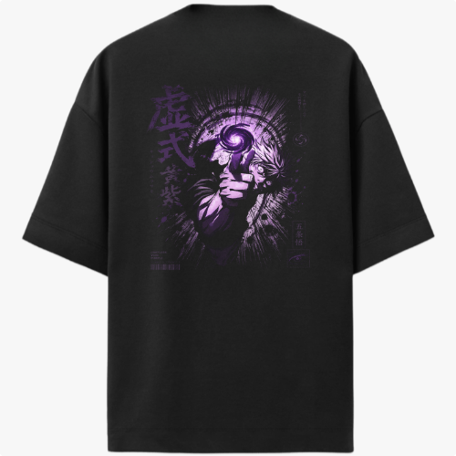 Camiseta com estampa frontal de pequeno símbolo estilizado com detalhes verticais e caracteres, e estampa traseira de figura poderosa segurando objeto circular.