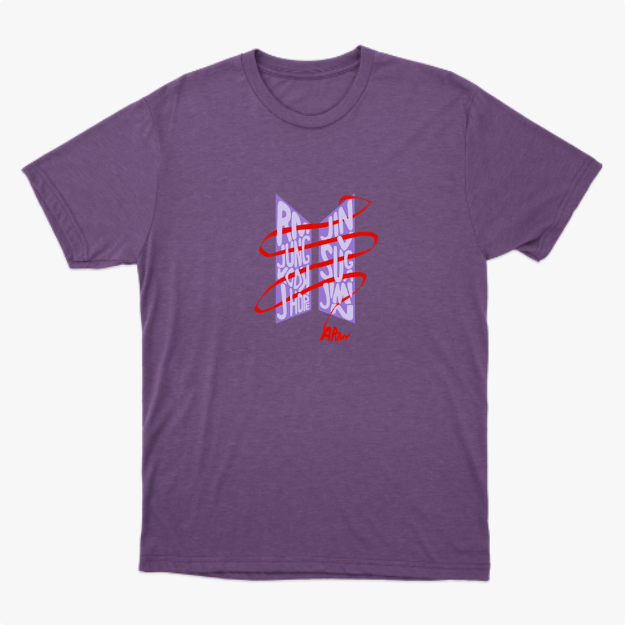 Camiseta com estampa frontal de nomes sobrepostos em negrito, com linhas curvas ao redor e assinatura na base criando um visual dinâmico e moderno.