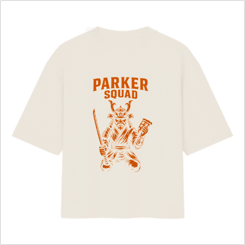 Camiseta com estampa frontal de um logotipo minimalista "PK" e estampa traseira de um guerreiro samurai com espada empunhada, acompanhado do texto "Parker Squad".