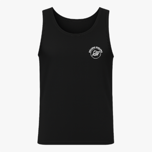 Camiseta regata com estampa frontal de um emblema circular contendo um texto na borda e um desenho de um disco voador centralizado.