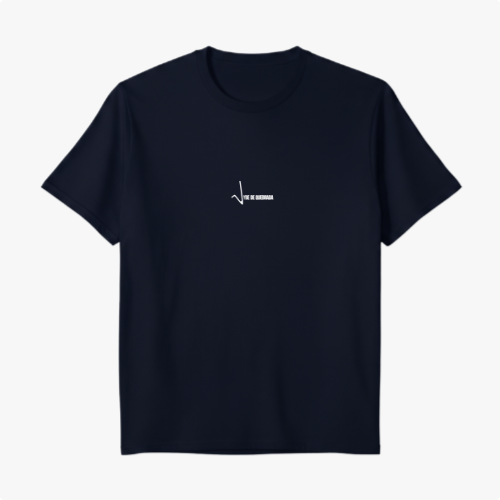 Camiseta com estampa frontal de assinatura estilizada em linha com pequena inscrição adjacente centrada no peito.