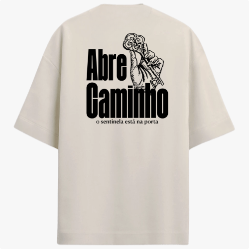 Camiseta com estampa frontal de chaves cruzadas e estampa traseira de mão segurando chave, junto com a frase "Abre Caminho o sentinela está na porta".