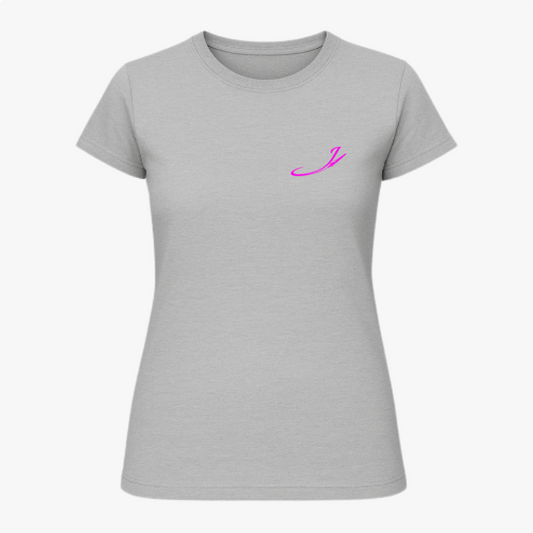 Camiseta com estampa frontal de letra estilizada curva e estampa traseira de ilustração de mulher confiante em vestuário moderno com frase "Gordelicia Sim!".