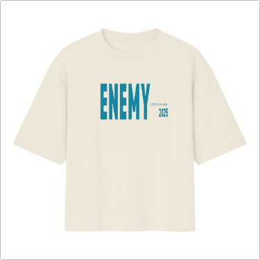 Camiseta com estampa frontal de palavra "ENEMY" em caixa alta, acompanhada de um pequeno texto "CONFRONTING" e o número "2125" ao lado direito.
