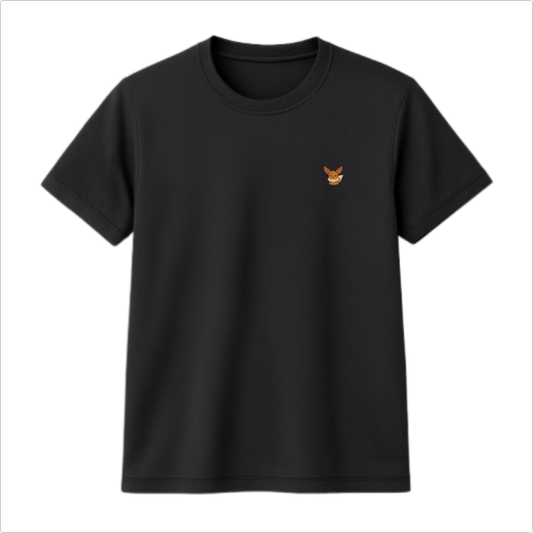 Camiseta com estampa frontal de um pequeno personagem de orelhas grandes e expressão amigável, localizado no lado esquerdo do peito.