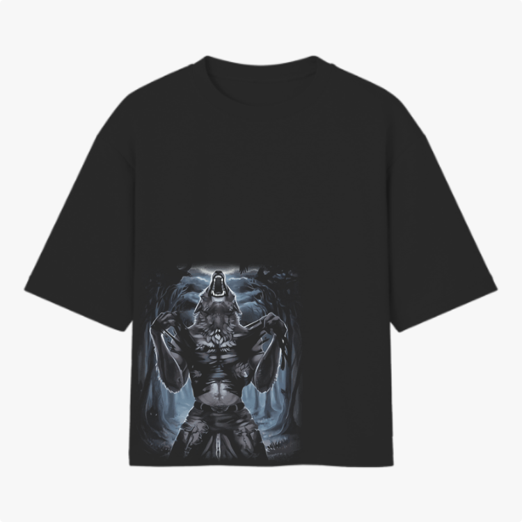 Camiseta com estampa frontal de uma figura antropomórfica de lobo em pose imponente, com braços erguidos, cercada por um cenário de floresta sombria.