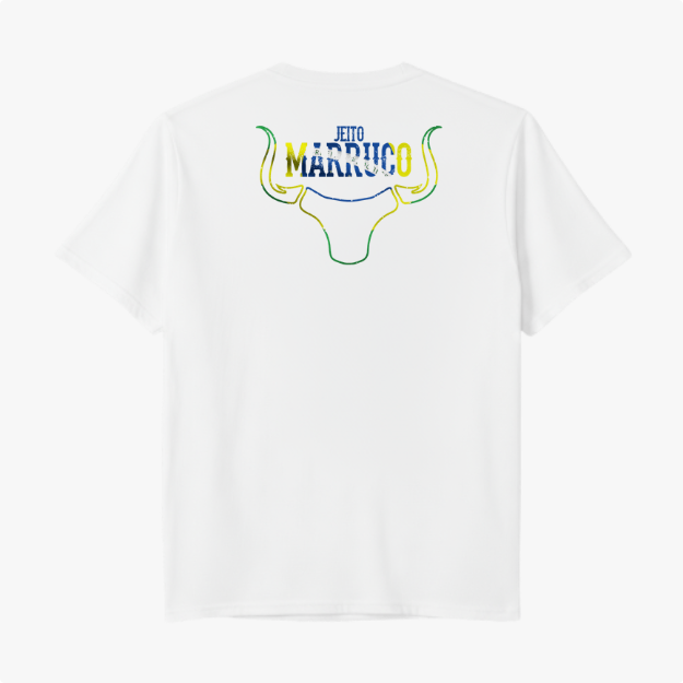 Camiseta com estampa frontal de cabeça de touro estilizada no canto superior e estampa traseira de touro com texto "Jeito Marujo" sobreposto.