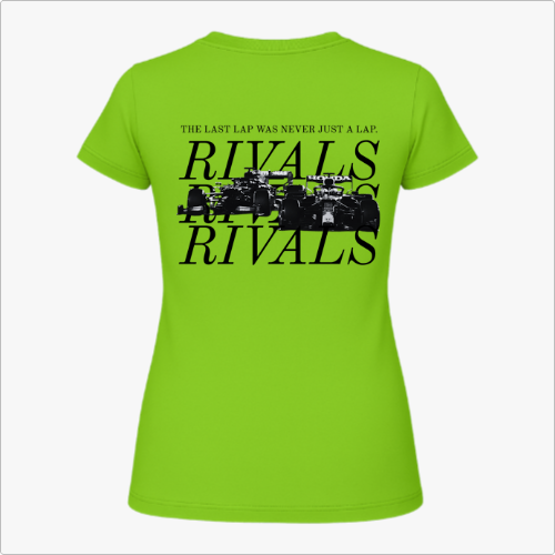 Camiseta com estampa frontal de texto minimalista "RIVALS" no lado esquerdo do peito e estampa traseira de carros de corrida com sobreposição de textos.