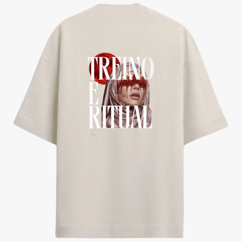 Camiseta com estampa frontal de texto pequeno "SIREN AURA" e estampa traseira de rosto feminino com lágrimas de sangue e texto "TREINO É RITUAL".