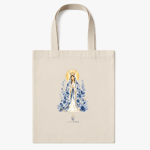 Ecobag com estampa frontal de figura religiosa centralizada, emoldurada por detalhes florais azulados intricados e aura dourada acima da cabeça.