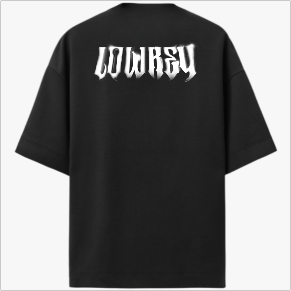 Camiseta com estampa frontal de duas caveiras cruzadas acima da palavra "LOWKEY" e estampa traseira da mesma palavra em estilo sombreado.