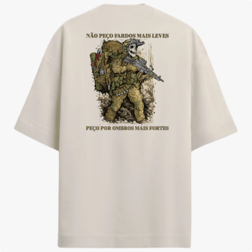 Camiseta com estampa frontal de brasão decorativo ao lado da palavra "LEGIO" e estampa traseira de soldado armado acompanhado de frase inspiradora acima e abaixo.