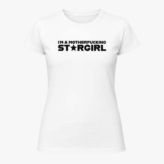 Camiseta com estampa frontal de frase em letras maiúsculas destacando a palavra "STARGIRL", com uma estrela substituindo a letra "A".