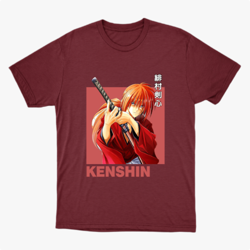 Camiseta com estampa frontal de personagem de anime empunhando uma espada, com cabelo laranja e trajando kimono, sobre fundo destacado, acompanhada por texto.
