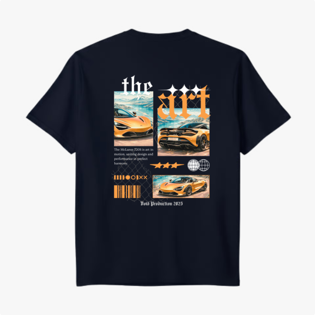 Camiseta com estampa traseira de colagem automotiva, incluindo dois carros esportivos, texto estilizado "the art", códigos de barras e ícones gráficos.