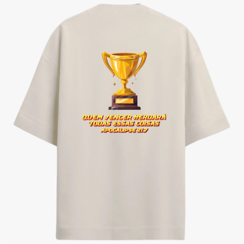 Camiseta com estampa frontal de troféu pequeno à esquerda e estampa traseira de grande troféu acompanhado da frase "QUEM VENCER HERDARÁ TODAS ESSAS COISAS APOCALIPSE 21:7".