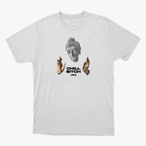 Camiseta com estampa frontal de uma cabeça de estátua, uma mão segurando um objeto verde e outra mão em um gesto, com texto centralizado abaixo.