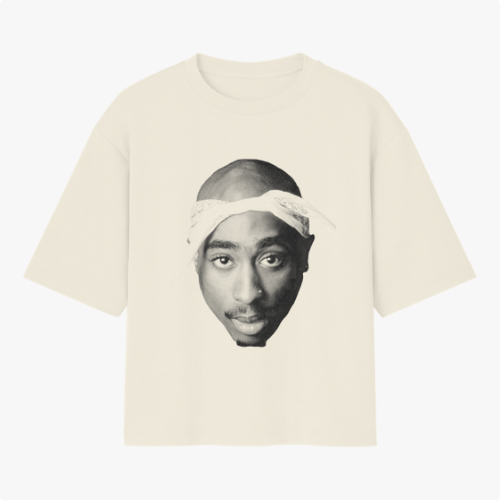 Camiseta com estampa frontal de rosto em destaque, apresentando uma bandana na cabeça.