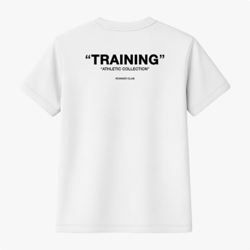 Camiseta com estampa frontal de "TRAINING" minimalista e estampa traseira de "TRAINING" em destaque com "ATHLETIC COLLECTION" e "ROWDER CLUB" abaixo.