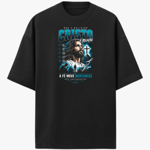 Camiseta com estampa frontal de Jesus Cristo com cabelo longo, barba, vestimentas tradicionais, cruz ao lado e texto "Cristo é relação, a fé move montanhas".