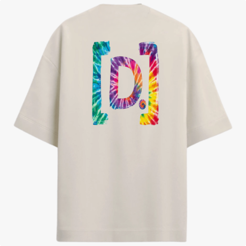 Camiseta com estampa frontal de letras estilizadas multicoloridas formando a palavra "DESTROY" e estampa traseira de um design gráfico abstrato com as letras "D!".