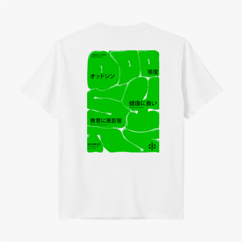 Camiseta com estampa frontal de texto estilizado e estampa traseira de padrão geométrico verde com caracteres japoneses distribuídos aleatoriamente.